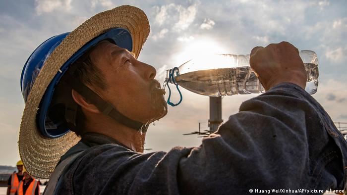 Foto simbólica de una persona que toma agua en China.