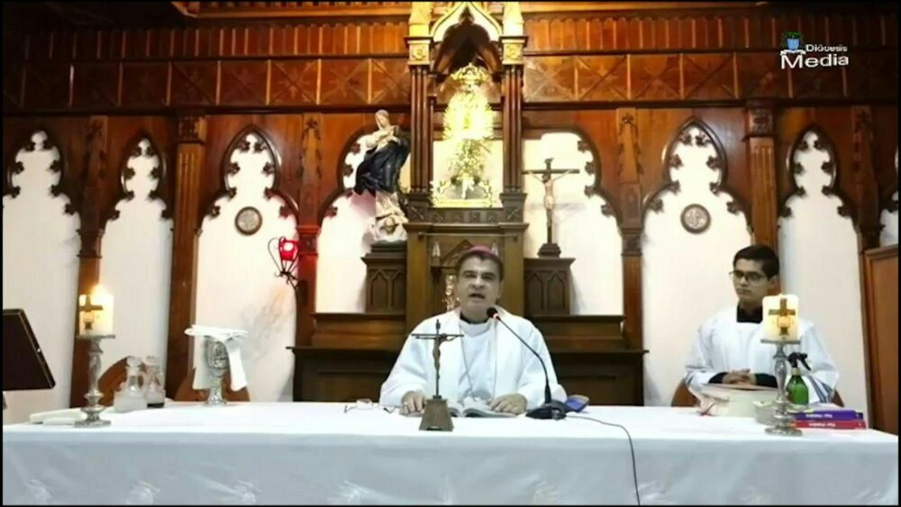 El obispo nicaragüense Rolando Álvarez, retenido desde hace 11 días por las fuerzas de seguridad del régimen, pidió a los fieles orar por su liberación (AFP)
