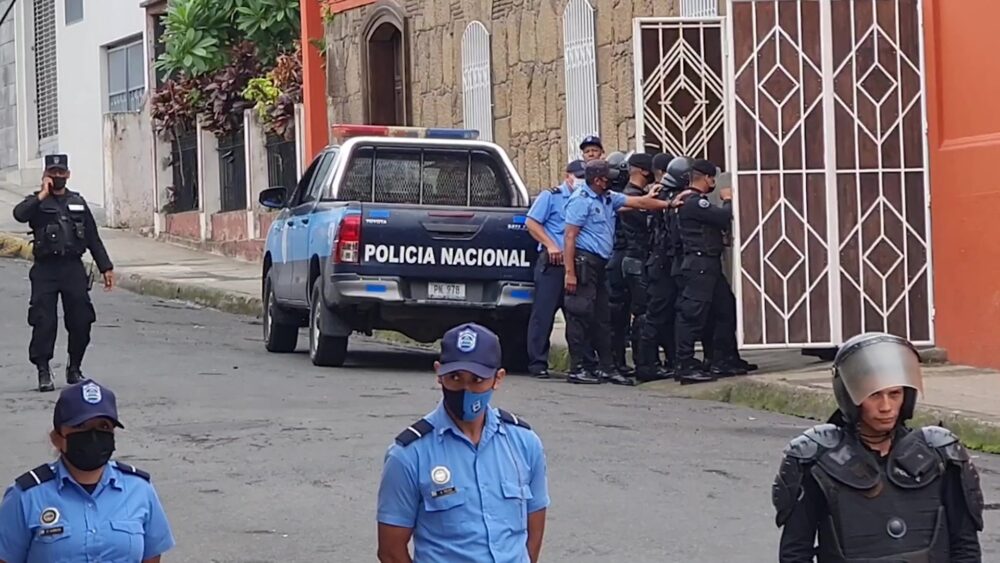 Agentes antidisturbios de Nicaragua impiden al obispo Rolando Álvarez salir de la sede del episcopado