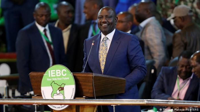 El ganador de las elecciones presidenciales de Kenia, William Ruto, le habla a sus electores