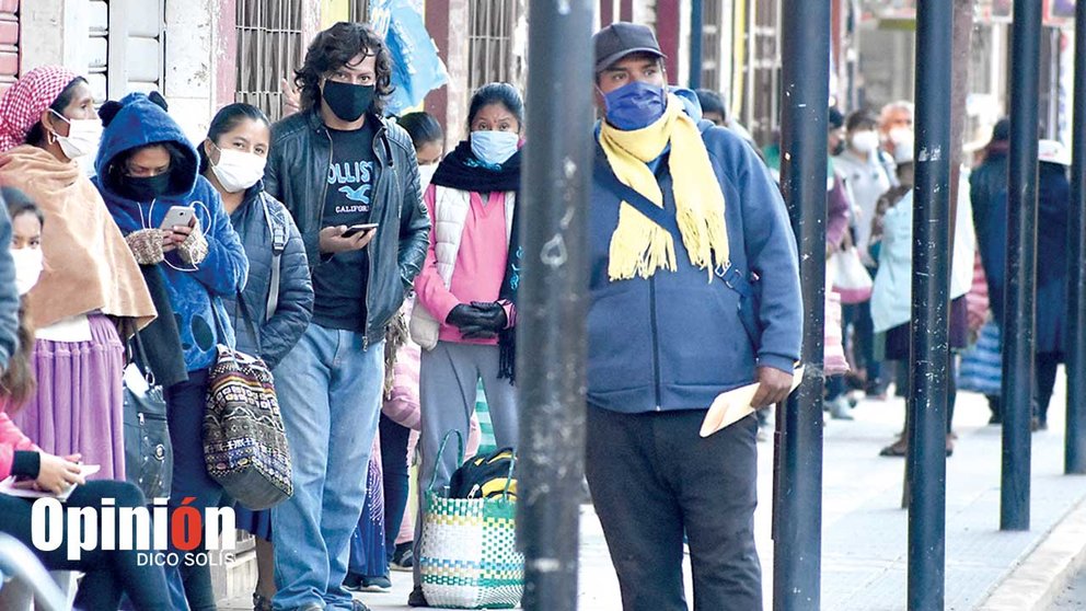 Personas en la calle abrigadas ante las bajas temperaturas en Cochabamba. DICO SOLÍS