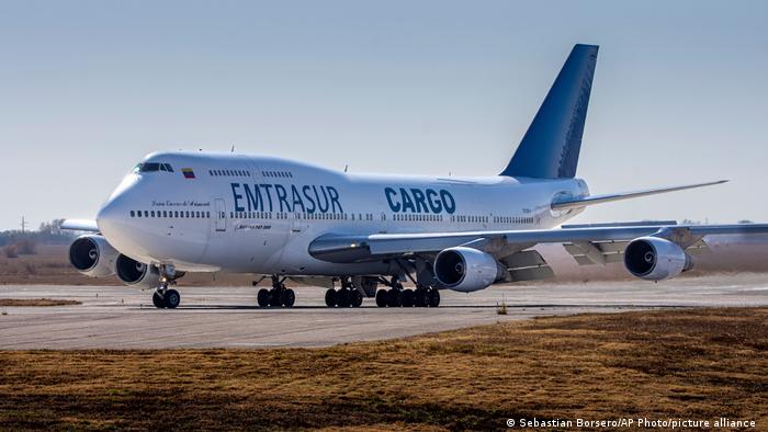 El Boeing 747 de propiedad venezolana después de aterrizar en el aeropuerto Ambrosio Taravella en Córdoba, Argentina, el lunes 6 de junio de 2022.