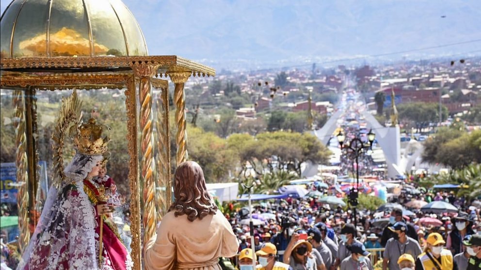 Fieles escoltan a la Virgen María de Urcupiña en su trayecto al cerro de Cota, en el municipio de Quillacollo. DICO SOLÍS