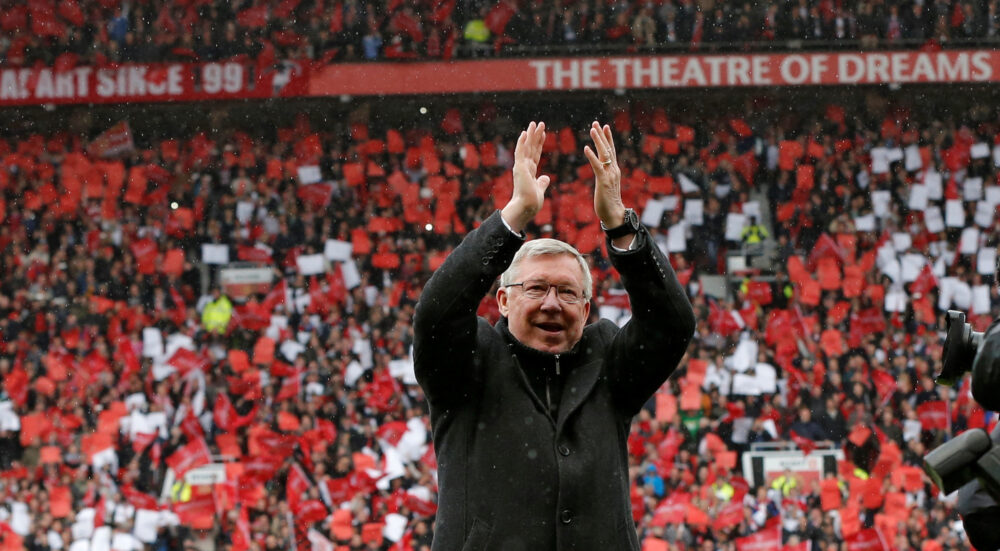 El entrenador del Manchester United, Alex Ferguson, saluda a la multitud mientras llega al campo de Old Trafford por última vez antes de retirarse, antes del partido de fútbol de la Premier League inglesa contra el Swansea City en el estadio Old Trafford en Manchester, norte de Inglaterra, el 12 de mayo de 2013 (REUTERS/Phil Noble)