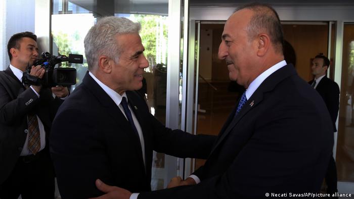 Encuentro entre Mevlut Cavusoglu (ministro turco) y Yair Lapid (Primer ministro de Israel).