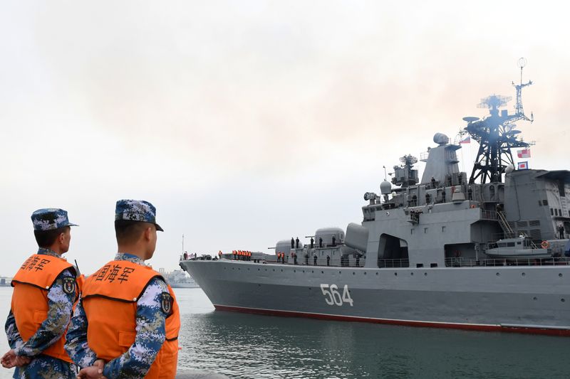 Foto de archivo ilustrativa de soldados chinas de guardia durante el arribo del barco ruso Almirante Tributs a un ejercicio naval conjunto en el puerto de Dagang, en Qingdao. REUTERS/Stringer 