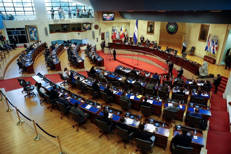 El Parlamento de El Salvador aprobó la quinta extensión del estado de excepción pedido por Bukele