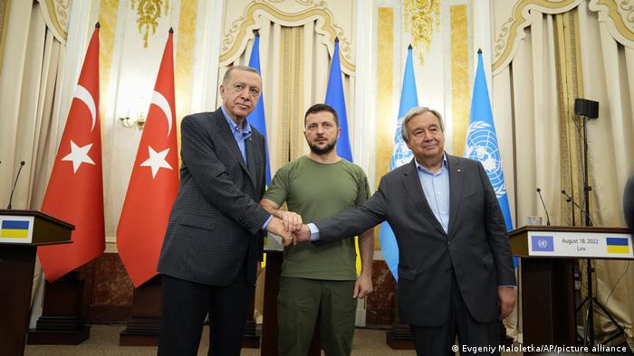 Antonio Guterres, a la derecha, se reunió en Leópolis con el presidente de Ucrania, Zelenski, en el centro y su homólogo de Turquía, Erdogan, este 18 de agosto de 2022