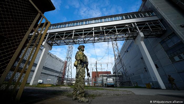 Un soldado ruso vigila la central nuclear de Zaporiya.