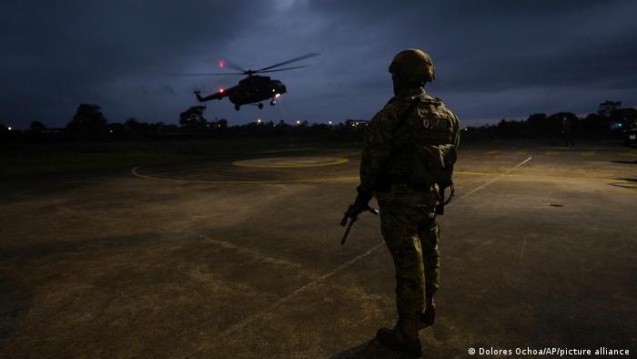 Las Fuerzas Armadas ecuatorianas reforzaron su patrullaje en la frontera con Colombia, para evitar que grupos disidentes de las FARC ingresen al país. (Foto archivo)