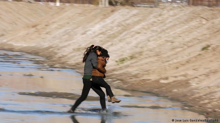Una joven migrante cruza el río Bravo con un niño, para solicitar posteriormente asilo a los agentes en El Paso, Texas. (09.02.2021)