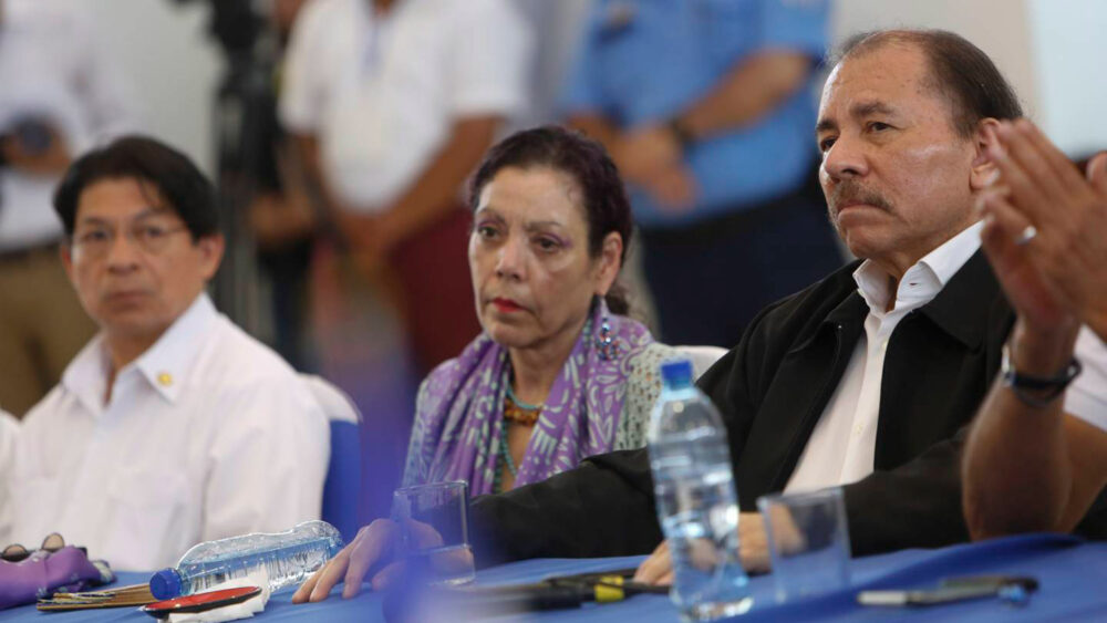 La vicepresidenta Rosario Murillo junto a su marido, el dictador Daniel Ortega (AP/Archivo)