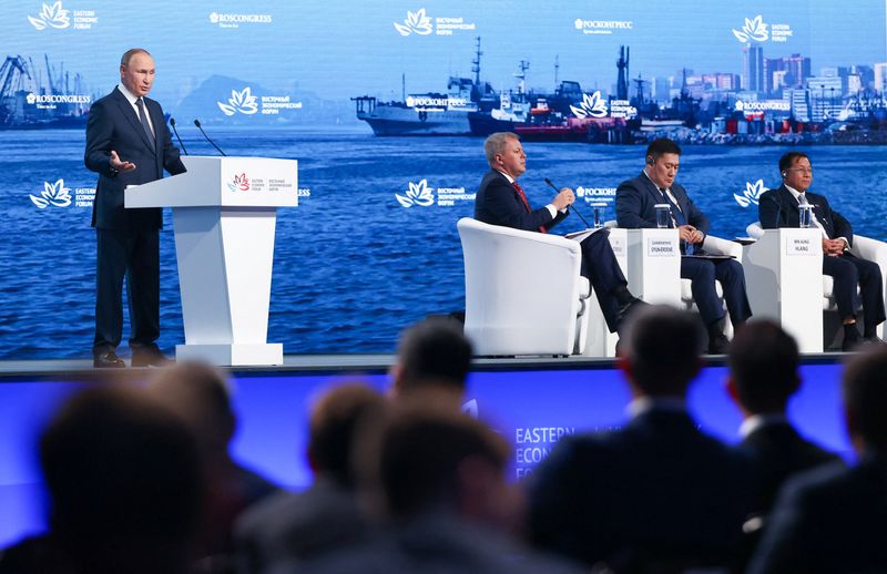 El presidente ruso Vladimir Putin pronuncia un discurso en la sesión plenaria del Foro Económico Oriental 2022 en Vladivostok (via Reuters)