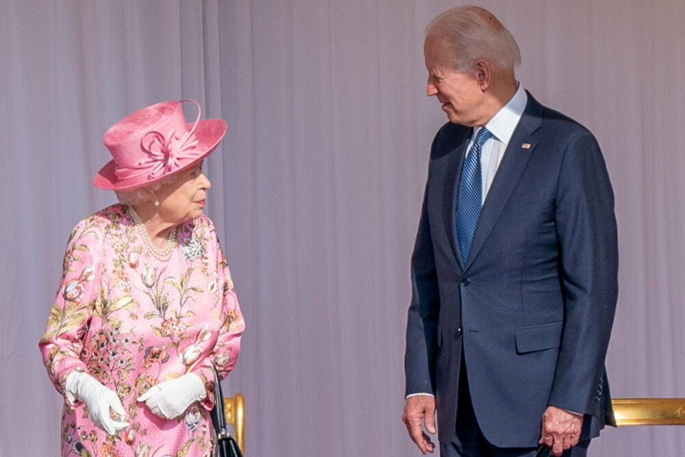 Joe Biden e Isabel II (Arthur Edwards/REUTERS)