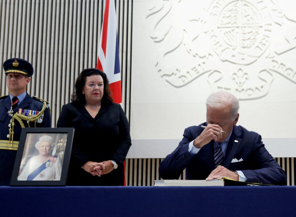 Joe Biden hace un gesto mientras firma un libro de condolencias después de que la reina Isabel, la monarca con el reinado más largo de Gran Bretaña y la figura decorativa de la nación durante siete décadas, muriera a los 96 años (REUTERS/Evelyn Hockstein)