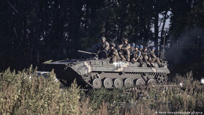 Soldados ucranianos patrullan en Járkov tras recuperar grandes extensiones de territorio.