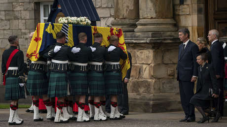FOTOS, VIDEO: Trasladan el ataúd de la reina Isabel II a la capital de Escocia