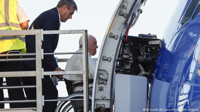 El papa Francisco, entrando en el avión empujado en silla de ruedas.