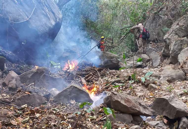 Gobierno envía helicóptero para apagar incendio en serranía del Aguaragüe | El Deber