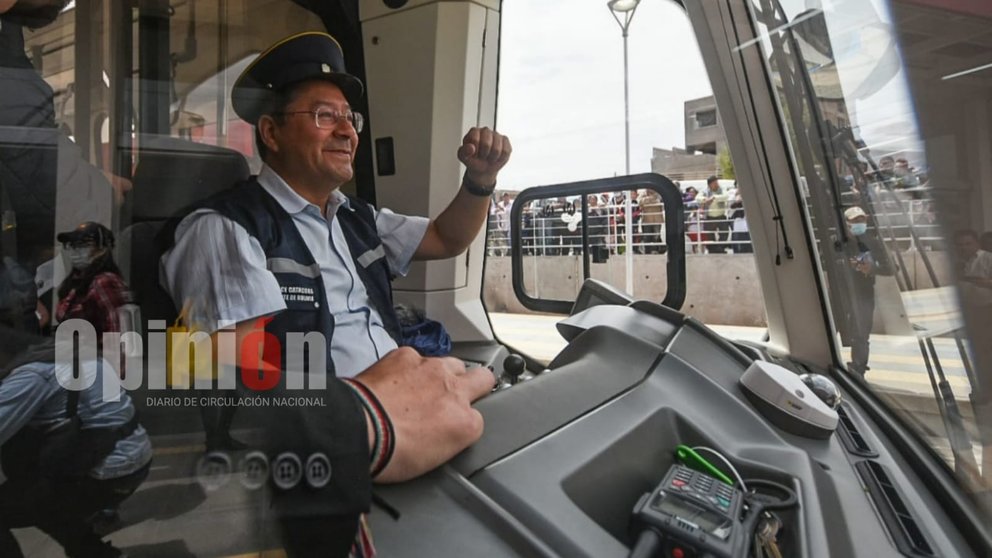 El presidente Luis Arce conduce el Tren Metropolitano de Cochabamba, en su viaje inaugural que atravesó la avenida 6 de Agosto. DICO SOLÍS