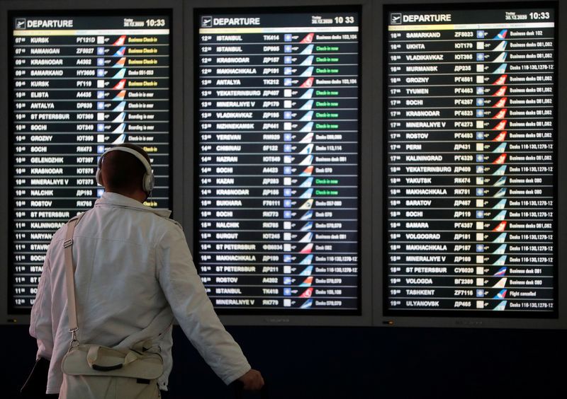 Un hombre mira los horarios de despegue en el aeropuerto Vnukovo en Moscú (Reuters)