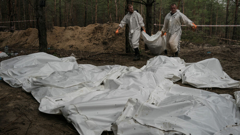 Los cuerpos de personas sin identificar hallados recientemente en Izyum, una de las ciudades liberadas por el Ejército de Ucrania en el este del país (The Washington / Wojciech Grzedzinski)