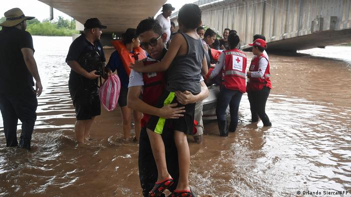 Foto de equipos rescatistas que ayudan a personas afectadas por las lluvias en Honduras.