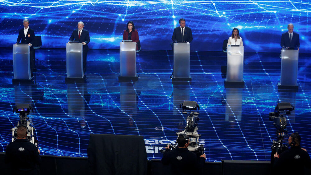 Los candidatos brasileños durante el primer debate: Luiz Felipe D'Avila (Novo), Luiz Inacio Lula da Silva (PT), Simone Tebet (MDB), Jair Bolsonaro (PL), Soraya Thronicke (Uniao Brasil) y Ciro Gomes (PDT) (REUTERS/Carla Carniel)