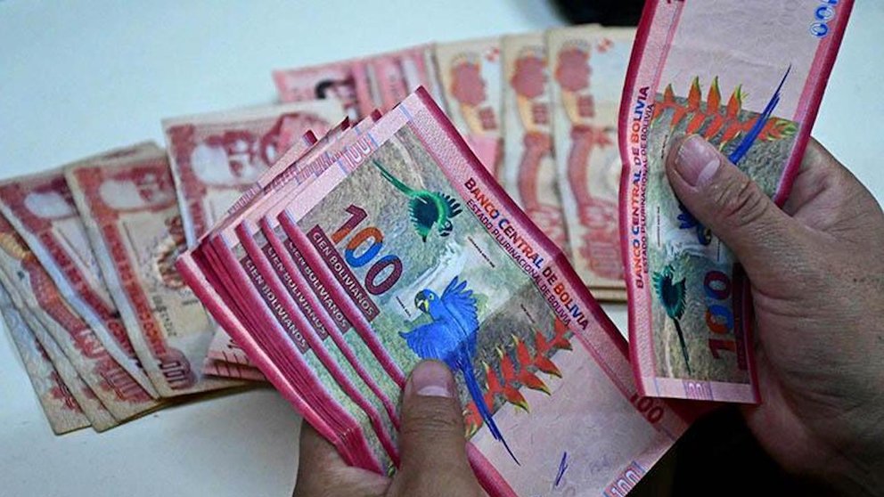 Foto referencial de una persona contando dinero. Asoban
