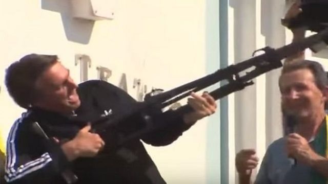 Bolsonaro usa un trípode para simular un arma.