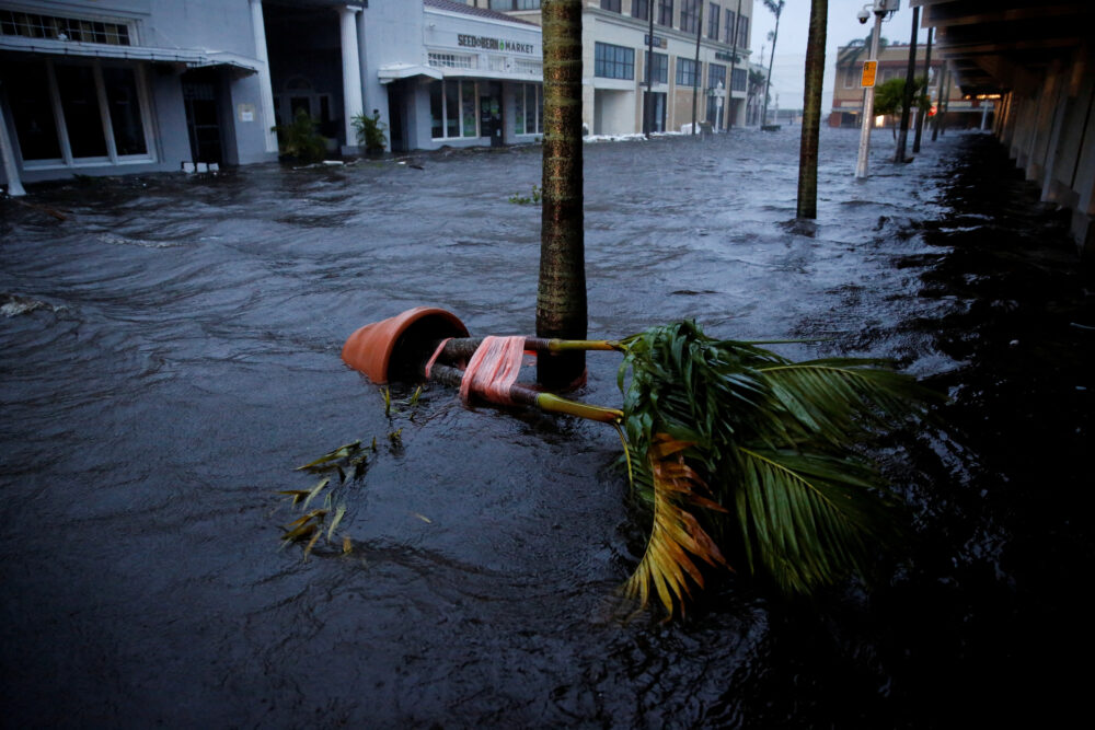 Poco después de haber tocado tierra, el poderoso huracán Ian cubrió de este a oeste el estado de la Florida. Comenzó así un rápido deterioro de las condiciones para los residentes que trajo recuerdos de otras tormentas históricas.
