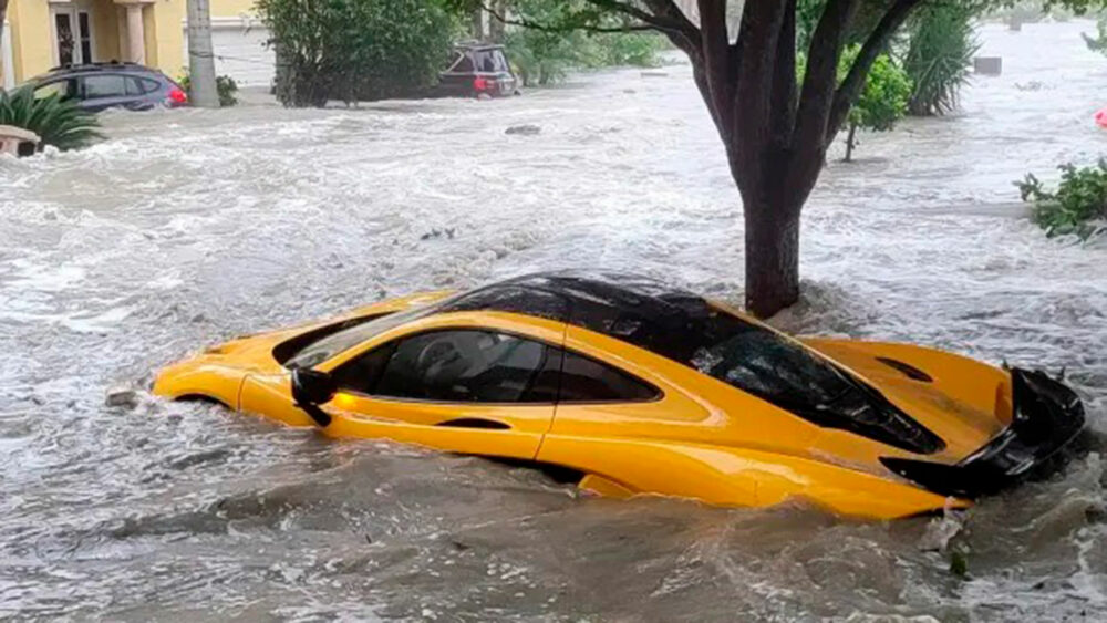 La inundación en Naples por el huracán Ian arrastró un McLaren P1 que tenía tan sólo 480 kilómetros en su kilometraje