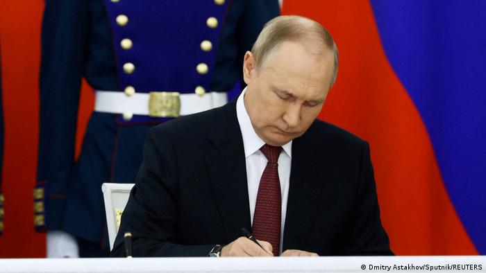 Putin firma el protocolo de anexión.
