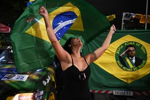 Una partidaria del presidente brasileño y candidato a la reelección, Jair Bolsonaro, reacciona mientras observa el conteo de votos de las elecciones legislativas y presidenciales, en Río de Janeiro