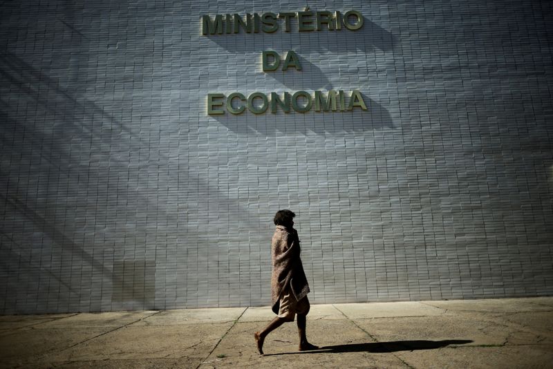 Foto de archivo de un indigente caminando frente al Ministerio de Economía de Brasil, en Brasilia (REUTERS/Ueslei Marcelino)