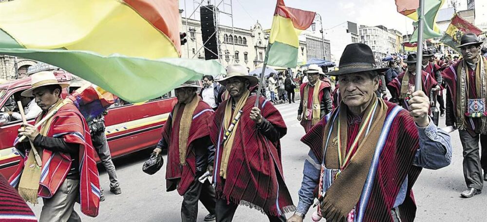 Ponchos rojos, bartolinas y otras organizaciones de la provincia Omasuyus marcharán  mañana a La Paz | El Deber