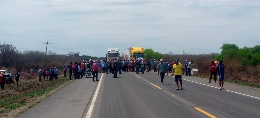 Tercer día de bloqueo en Mora: la comunidad guaraní radicaliza su protesta ante la falta de respuesta de autoridades | El Deber