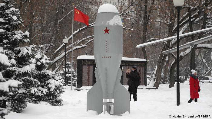 Vista de un monumento a la primera bomba nuclear táctica soviética de producción masiva RDS-4 en la plaza Fedora Poletayeva de Moscú, Rusia.