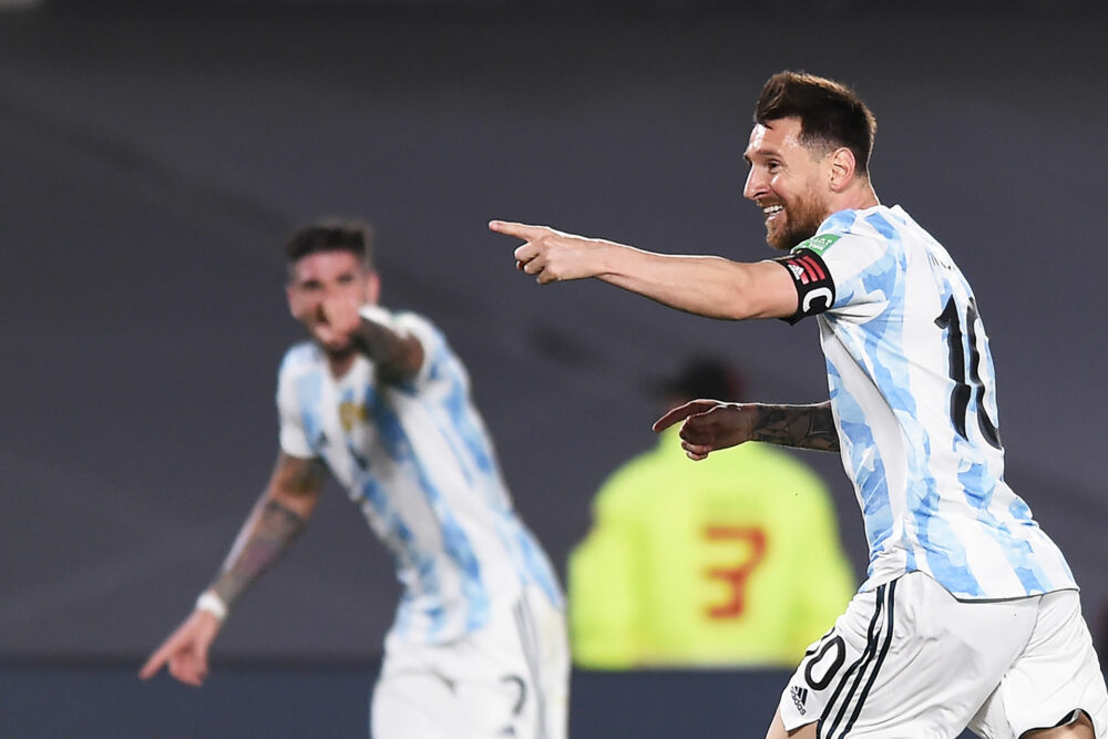 Lionel Messi festeja un gol con la Selección nacional, será el capitán del equipo local en Qatar (Getty Images)