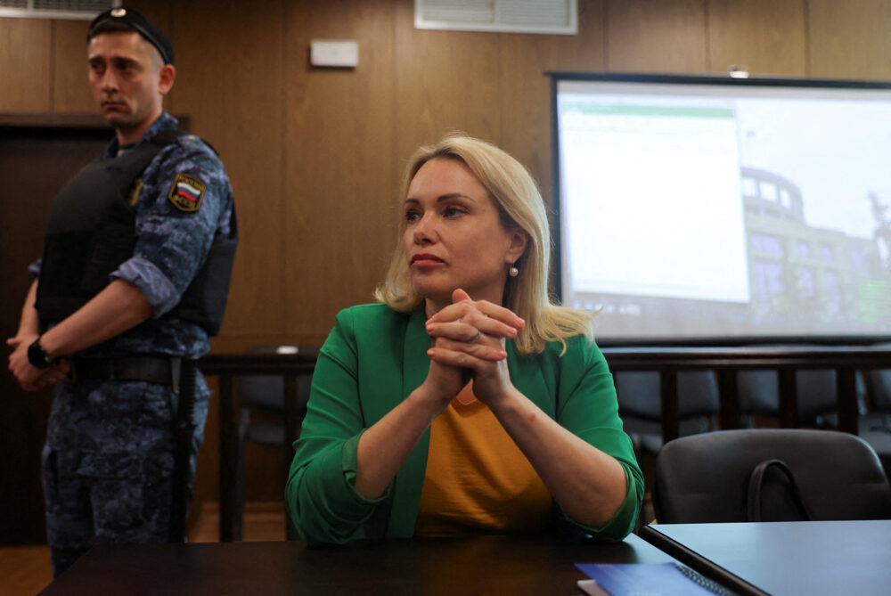 Marina Ovsyannikova trabajaba en la TV estatal hasta que la protesta contra la invasión provocó que sea perseguida (REUTERS/Evgenia Novozhenina/Archivo)