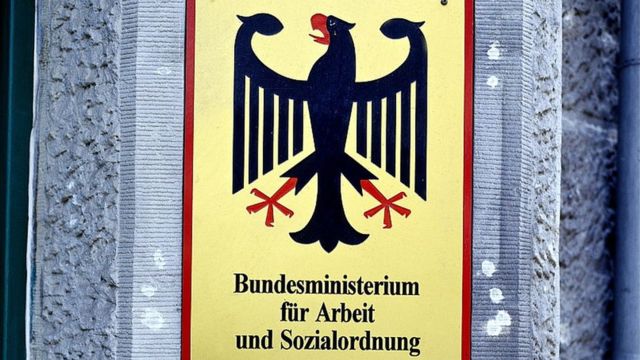 Placa en la entrada del Ministerio de Trabajo alemán