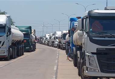 Santa Cruz: Gobierno advierte “peligro evidente” de desabastecimiento de combustibles  para la construcción de carreteras y la producción | El Deber