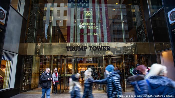 La Torre Trump en la ciudad de Nueva York, situada en la Quinta Avenida, en el centro de Manhattan, es la sede de la Organización Trump.