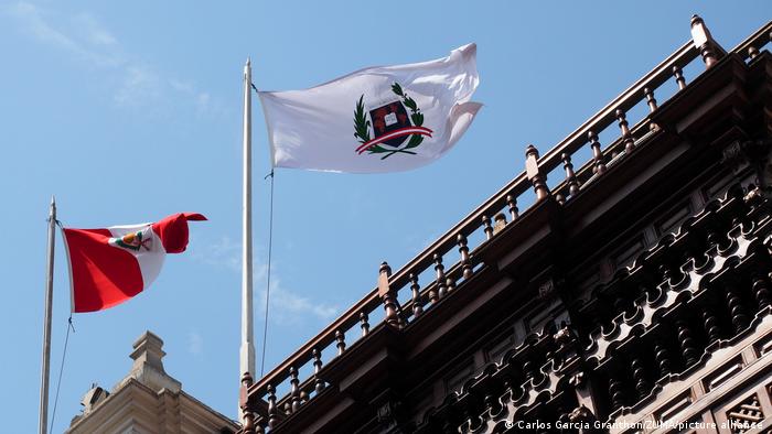 Bandera del Perú y bandera del Servicio Diplomático Peruano ondeando en lo alto del palacio de Torre Tagle, sede de la Cancillería peruana.