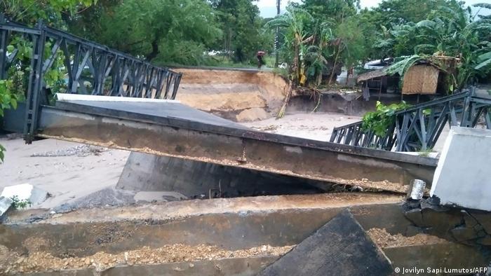 Un puente colaspó en la aldea de Cusiong, en la provincia de Maguindanao, en el sur de Filipinas, debido a las fuertes lluvias que provocaron las inundaciones que genera la tormenta tropical Nalgae.