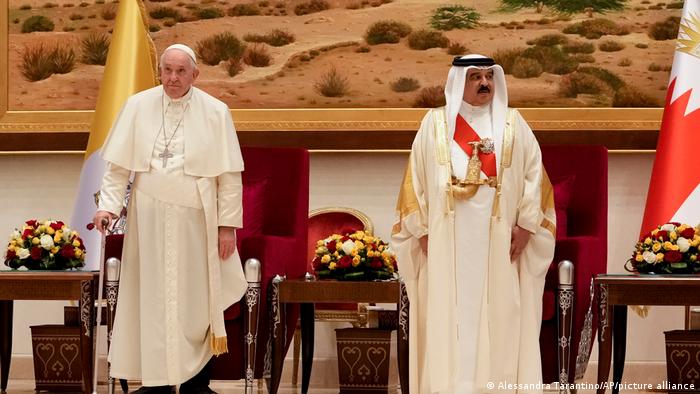 El papa Francisco (izq.) junto al rey de Baréin, Hamad bin Isa Al Jalifa.