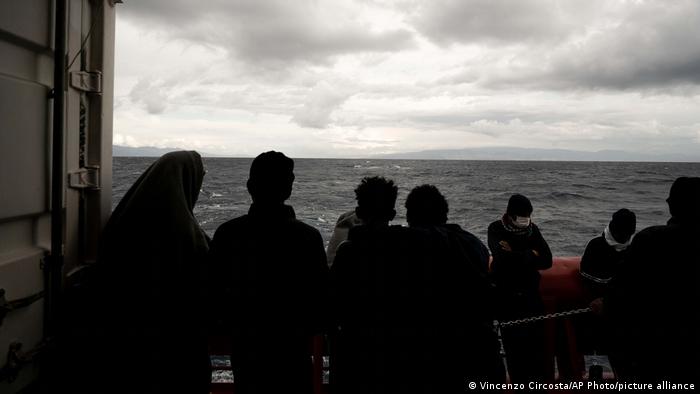 Migrantes a bordo del Ocean Viking frente a Sicilia, el 05.11.2022