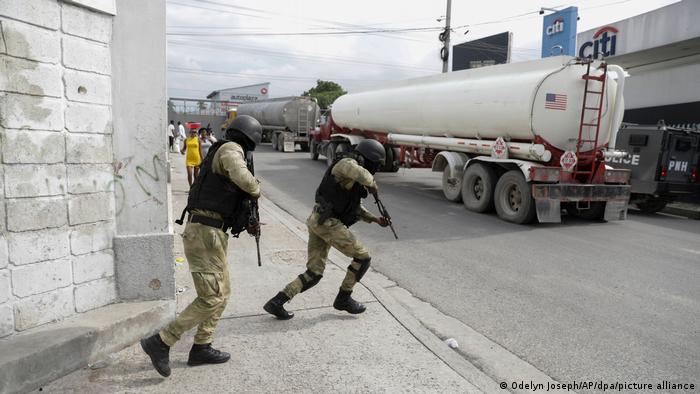 Bajo una fuerte escolta policial, los camiones de combustible reiniciaron el reabastecimiento en la capital de Haití.