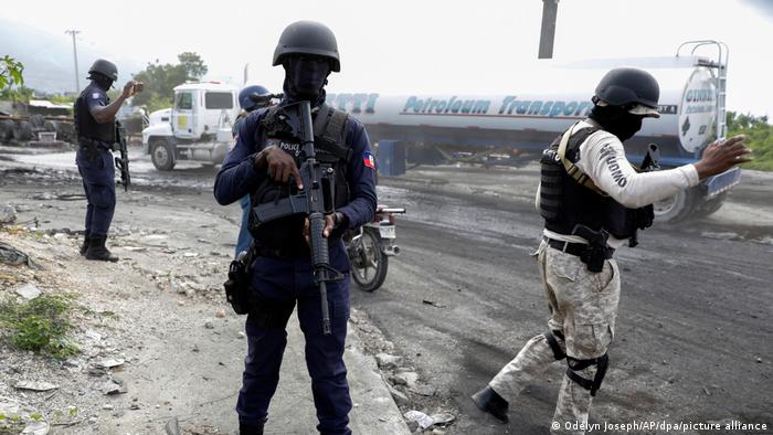 Las cisternas de combustible comenzaron a salir nuevamente cargadas de la terminal petrolera de Puerto Príncipe, tras dos meses de bloqueo por parte de las bandas criminales.
