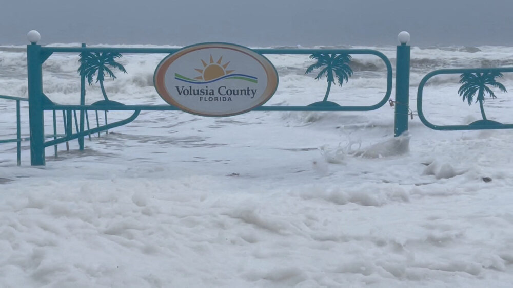 Una vista general muestra las mareas tormentosas en Daytona Beach, durante la llegada de la tormenta tropical Nicole